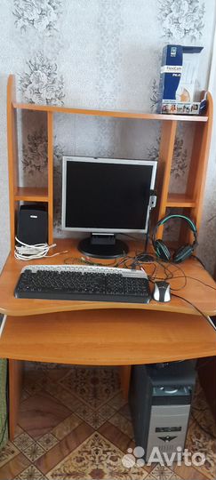 Компьютер системный блок,монитор,наушники,камера