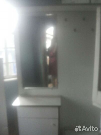 Прихожая-вешалка - стенка с зеркалом и тумбочкой