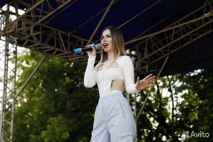 Певица Holy Ariel. Шоу