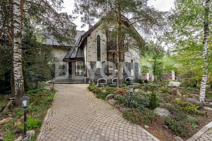 Дом 391,5 м² на участке 22,7 сот.