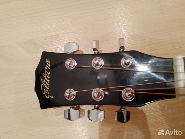 Акустическая гитара 