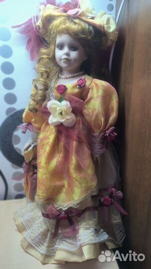 Фарфоровая интерьерная кукла