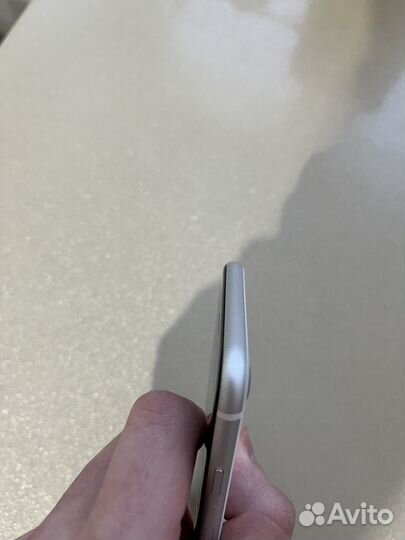 iPhone SE, 64 ГБ