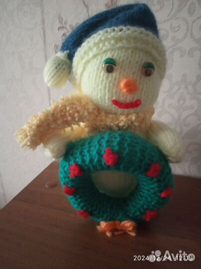Новогодний вязаный снеговик