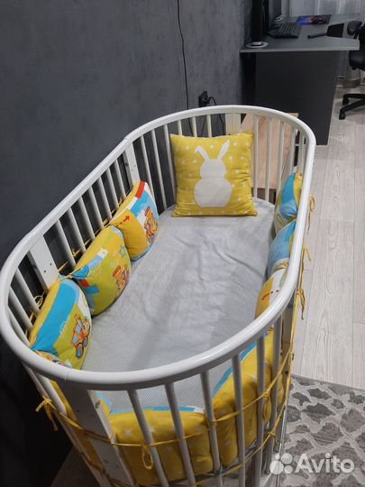 Детская кроватка с маятником