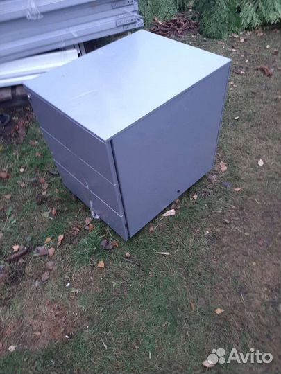 Тумба металлическая на колесах