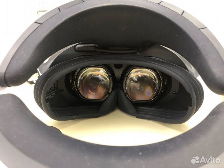 Шлем Sony Playstation VR 2 (центр)