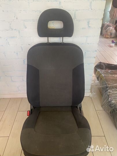 Передние сиденья mitsubishi