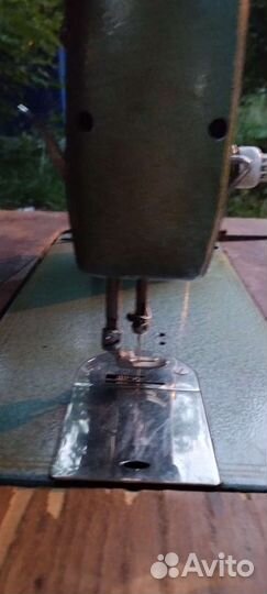 Старинная швейная машина Veritas на станине