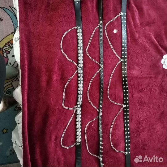 Кожаный ремень с шипами и клёпками