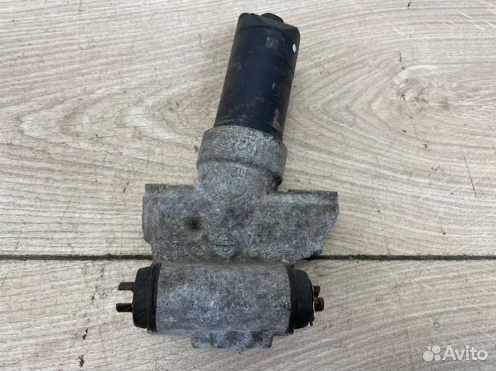 Моторчик стояночного тормоза задний правый Vw