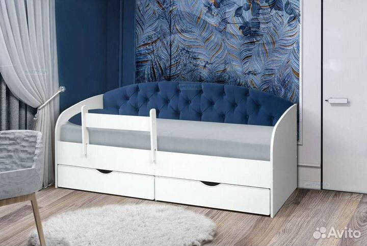 Детская кровать с мягкой обивкой