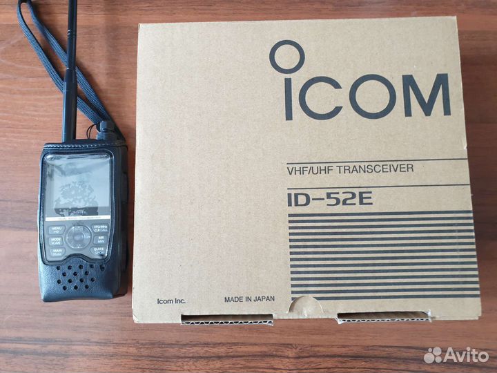 Icom id-52e