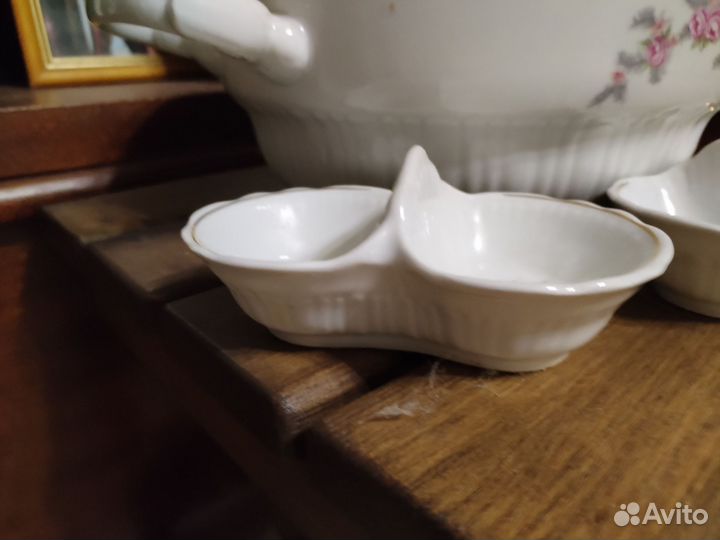 Супница фарфоровая с крышкой