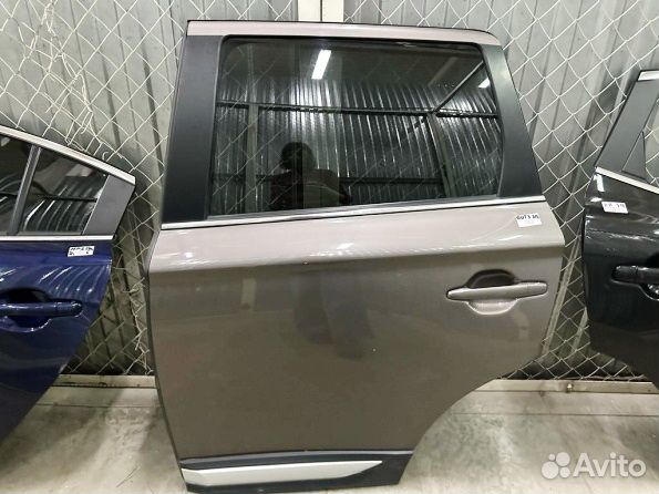 Левая дверь боковая задняя Mitsubishi Outlander 3