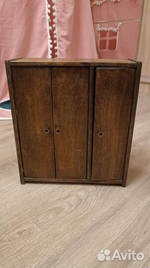 Сервант, шкаф и швейная машинка