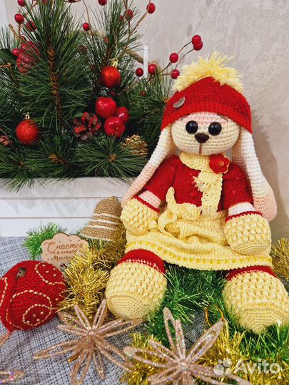 Вязанная игрушка. Новогодняя зайка