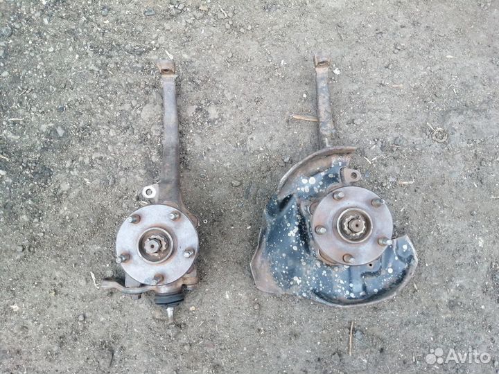 Кулак поворотный передний Toyota Mark 2 105