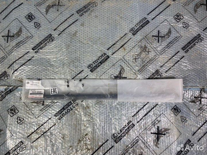 Молдинг лобового стекла правый Toyota Land Cruiser