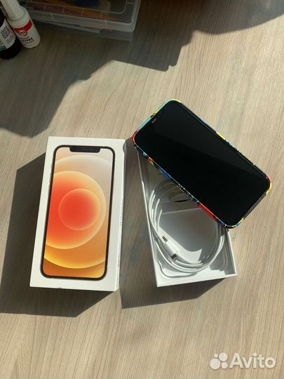 Телефон iPhone 12