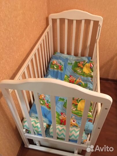 Детская кроватка с универсальным маятником