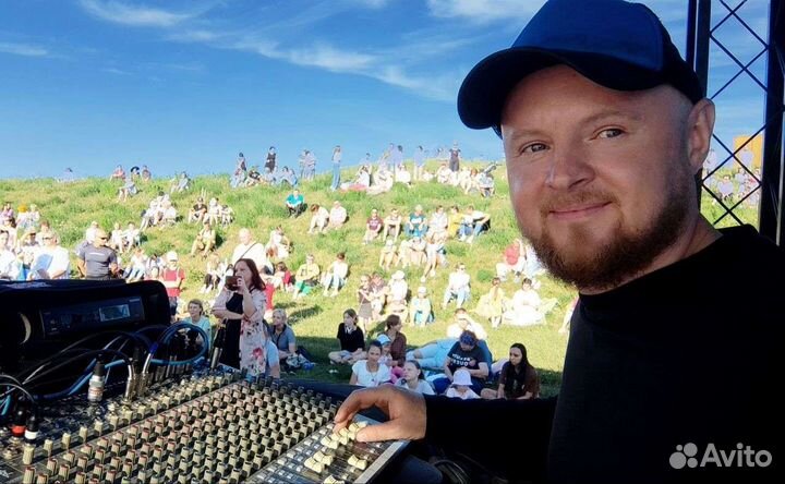 Диджей с оборудованием. Звукооператор