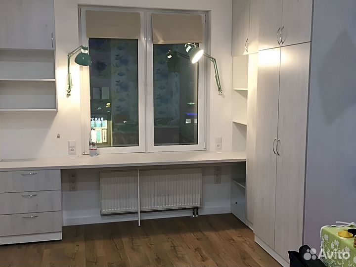 Рабочая зона со шкафом у окна