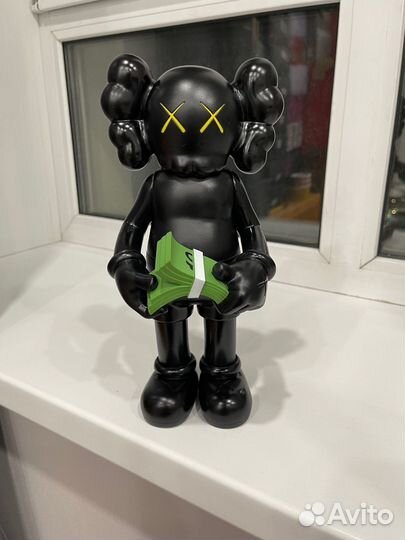 Игрушка kaws с деньгами