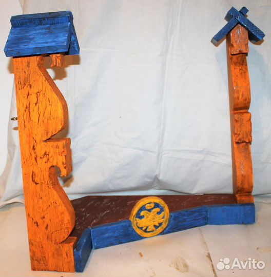 Божница, угловая полка в красный угол, с лошадками