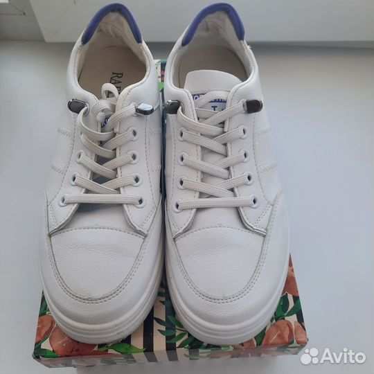 Кроссовки женские