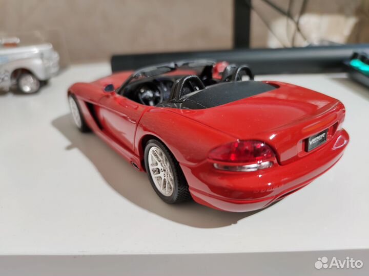 Масштабная модель 1/18 Dodge Viper SRT-10 Bburago