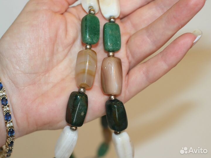 Ожерелье из переливта, сардоникса, фуксита, белого