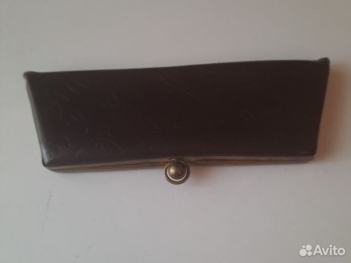 Старинный футляр для очков вместе с очками