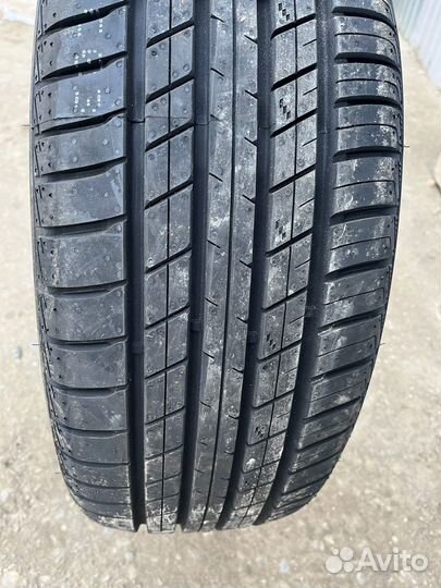 RoadX RXQuest SU01 255/40 R21 и 265/40 R21 109Y