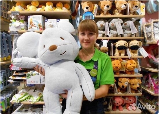 Продавец игрушек в ларёк