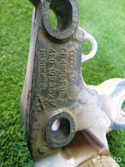 Кронштейн двигателя правый Audi A6 C6 AUK 2007