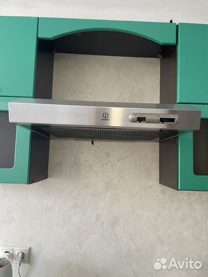 Плита газовая, духовой шкаф и вытяжка