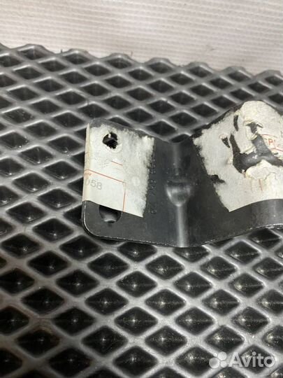 Крепление фары (кронштейн фары) Volvo FMX 82365479