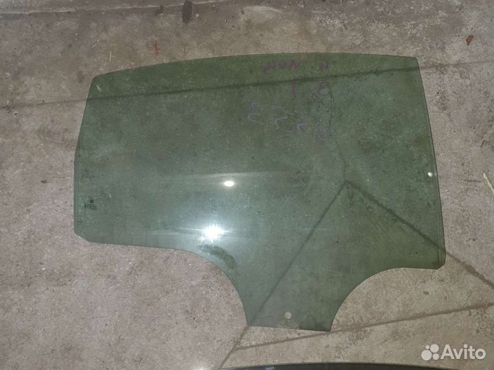 Стекло двери задней Фольксваген Пассат Б5 +