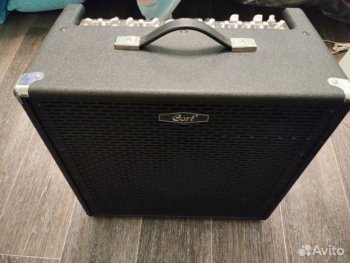 Продам универсальный комбоусилитель Cort mix 5