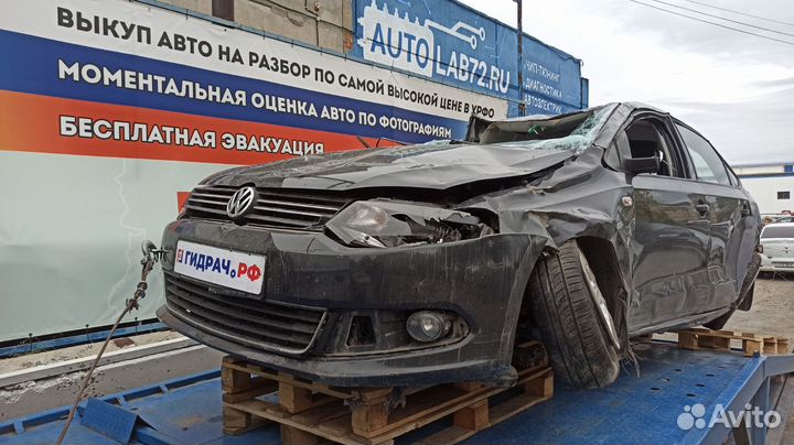 Стекло кузовное глухое правое Volkswagen Polo Seda