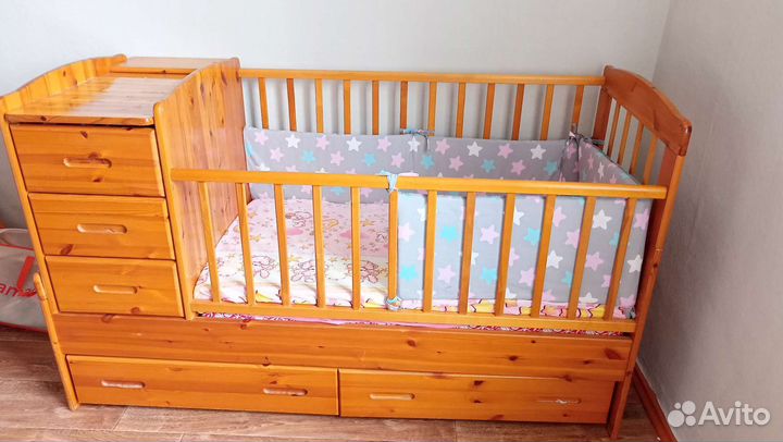 Детская кроватка с комодом из дерева