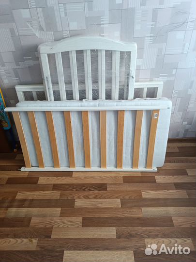 Детская кроватка с маятником и ящиком