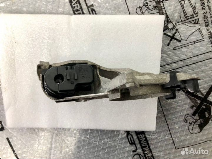 Кронштейн зеркала передний правый Toyota Lc 200