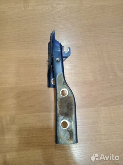 Петля капота передняя правая Volkswagen Polo