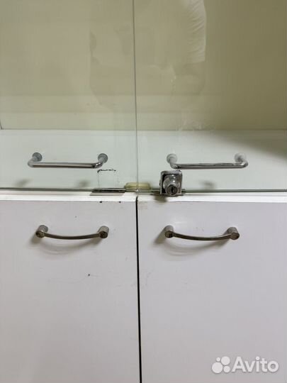 Шкаф со стеклянными полочками и даерками