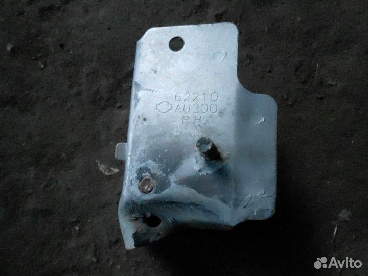 Кронштейн переднего бампера правый Nissan Primera