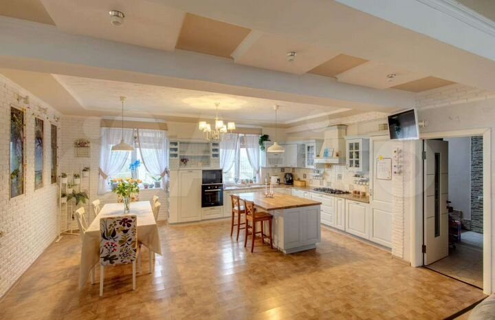 Дом 600 м² на участке 20 сот.