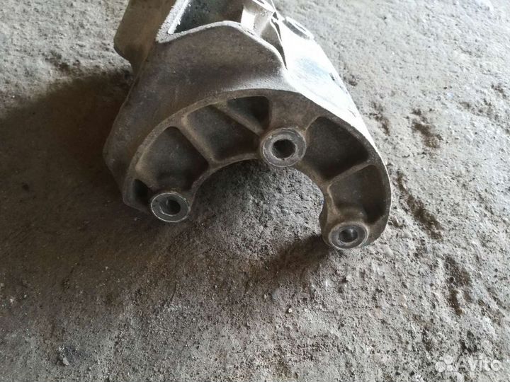 Кронштейн насоса гура Шевроле Кобальт Джентра