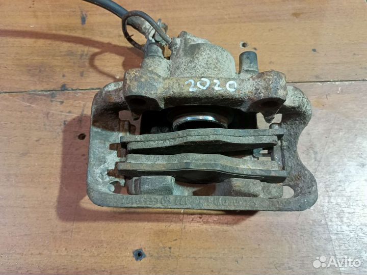 Суппорт тормозной передний левый Volkswagen Passat